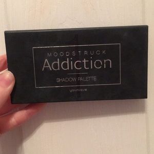 Younique addiction shadow palette